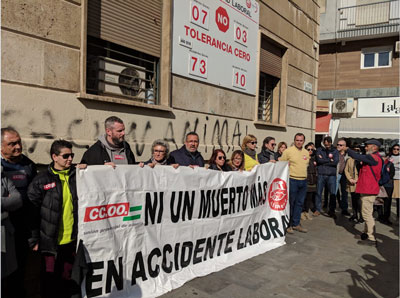 Noticia de Almería 24h: UGT Y CCOO se han concentrado en el día de hoy por el fallecimiento de un trabajador - In itínere