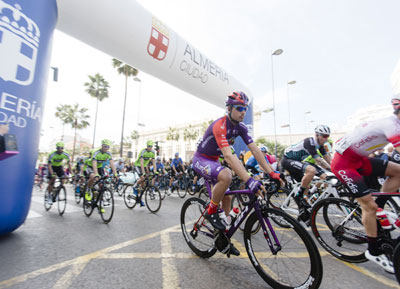 Noticia de Almera 24h: Los almerienses arropan a los corredores en la salida de la Clsica Ciclista en la Rambla 