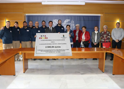 Noticia de Almera 24h: Ayuntamiento, la asociacin STS y Polica Local unen formacin y solidaridad a beneficio de la AECC