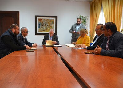 Noticia de Almería 24h: El alcalde firma un convenio de colaboración con la Federación Gitana de Almería