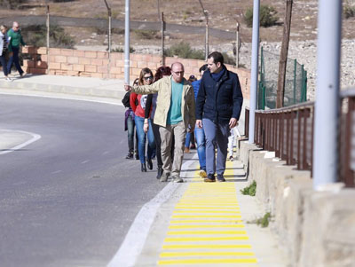 Noticia de Almera 24h: El alcalde agradece la actitud constructiva de asociaciones vecinales como la de Castell del Rey en su visita al nuevo carril de acceso peatonal