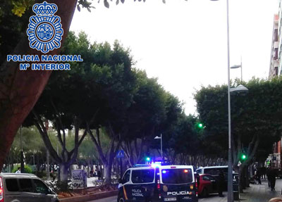 Noticia de Almería 24h: La Policía Nacional en su lucha contra el tráfico de drogas inspecciona locales de ocio junto a controles policiales
