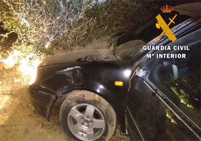 Recibe el alto de la Guardia Civil y arremete con su vehículo contra los agentes para acabar estrellándose contra unos olivos