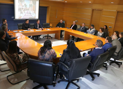 Noticia de Almería 24h: El alcalde da a conocer a una veintena de comerciantes el proyecto de remodelación integral y modernización al que se someterá Ejido centro