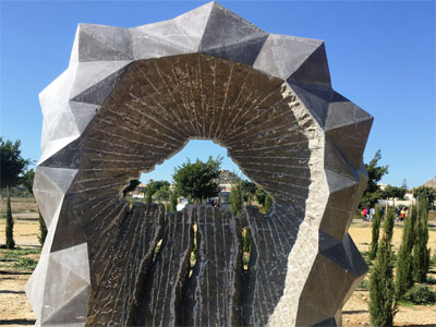 Noticia de Almería 24h: Escolares de los tres centros educativos de Vera visitan la obra escultórica de Roberto Manzano ubicada en el Parque de la Rambla
