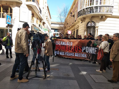 Noticia de Almera 24h: Los bomberos del Poniente se concentran a las puertas de Diputacin por la negligente gestin tanto el Jefe del Parque de bomberos como de los representantes polticos del Consorcio