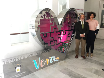 Noticia de Almería 24h: El Ayuntamiento instala un gran “corazón solidario” para la recogida de tapones