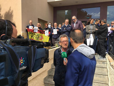 El personal penitenciario de Almería se concentra en solidaridad por el  funcionario apuñalado en la prisión del Soto del Real