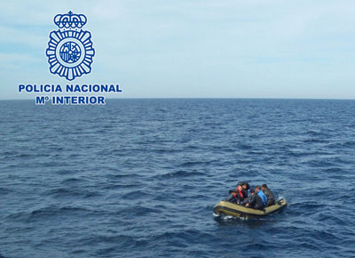 Noticia de Almería 24h: Detenidos los tres patrones de una patera con ocho inmigrantes argelinos a bordo
