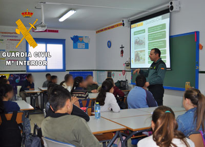 La Guardia Civil explica su funcionamiento interno al alumnado del Ceip Virgen de la Chanca de la capital 