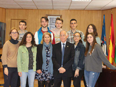 Alumnos del IES Turaniana presentan al alcalde cuatro proyectos de mejora en parques municipales