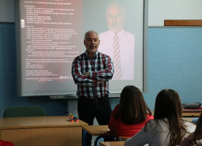 El actor Pedro López, durante la charla en el colegio Cuatro Caños