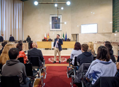 Noticia de Almería 24h: El concejal de Educación, Carlos Sánchez, recibe a medio centenar de alumnos franceses en el salón de plenos