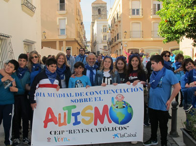 Escolares veratenses marchan por el municipio para visibilizar el autismo