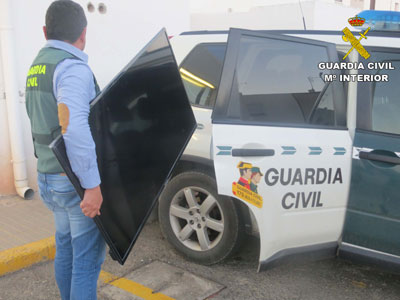 Noticia de Almera 24h: La Guardia Civil investiga a una persona por un robo en vivienda, robo en vehculo y dos hurtos en Njar