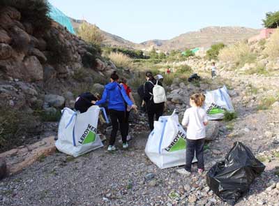 Noticia de Almería 24h: El Primer Reto #Trashtag Challenge De Limpieza Y La Segunda Ruta Familiar Seducen A Decenas De Vicarios En Defensa Del Medio Ambiente