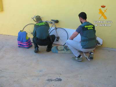 La avisan por telfono de que dos hombres estn entrando en su casa