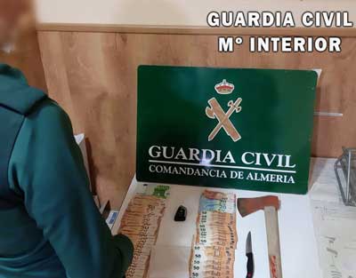 Circulaban por el centro de Roquetas con cerca de 30 gramos de cocana, un hacha y ms de 3.000 euros