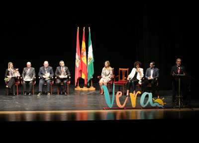 Noticia de Almería 24h: El Ayuntamiento de Vera entrega la Pluma de Oro a cuatro escritores locales