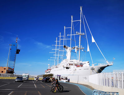 El velero Wind Surf se convierte en un atractivo para cientos de curiosos en el Puerto de Almera