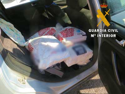 Noticia de Almería 24h: Dos detenidos por robar 45 sacos de abono