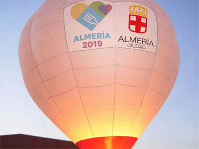 El Ayuntamiento invita a volar en el globo de Almería 2019 instalado en las Almadrabillas
