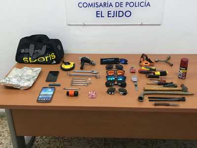 Noticia de Almería 24h: La Policía Nacional detiene in fraganti a un ladrón forzando la cerradura de una vivienda en El Ejido