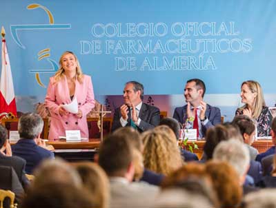 Noticia de Almería 24h: El alcalde felicita a la nueva presidenta del Colegio de Farmacéuticos, Gema Martínez, en la toma de posesión de la nueva junta directiva