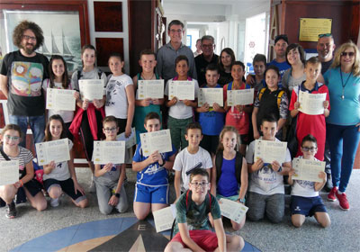 300 escolares disfrutan del Bautismo de Mar en el Club Náutico de Adra