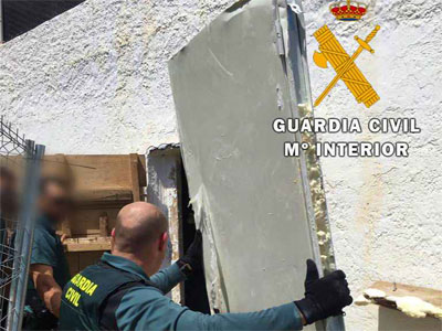 La Guardia Civil detiene a una persona responsable de una plantacin in door y localiza siete kilos de marihuana