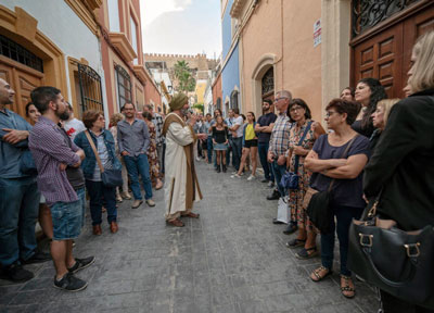 Más de 120 turistas se adentran en los encantos de Almería a través de una visita teatralizada