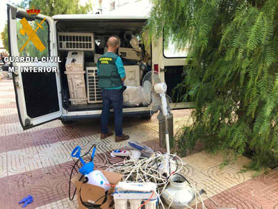 Noticia de Almería 24h: La Guardia Civil desmantela casi 200 enganches ilegales en 5 narco pisos en Roquetas de Mar durante la pasada semana 