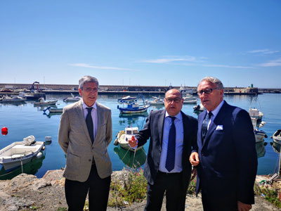 Noticia de Almera 24h: Caicedo muestra al director general de Pesca el proyecto de acondicionamiento del fondeadero del Puerto de Almera