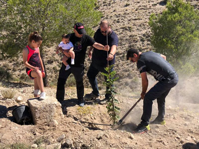 Los pequeos del municipio reforestan la zona del Calvario para conmemorar el Da Mundial del Medio Ambiente