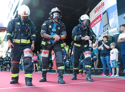 Noticia de Almera 24h: Casi 300 valientes corredores tocaron ayer el cielo en la VIII Carrera Vertical Torre Laguna tras subir 28 plantas