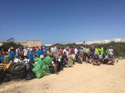 Noticia de Almería 24h: 400 escolares participan en la V Semana del Medio Ambiente que finaliza con una limpieza de residuos en el Paraje de Punta Entinas 