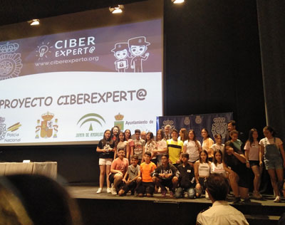 Noticia de Almería 24h: 460 alumnos de cinco centros de Primaria de El Ejido reciben carnés de Ciberexpertos.