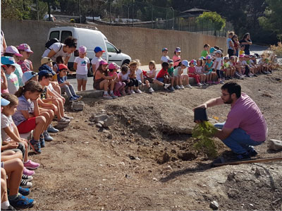 Noticia de Almería 24h: El Ayuntamiento de Tabernas y el CEIP Virgen de las Angustias llevan a cabo un taller de reforestación