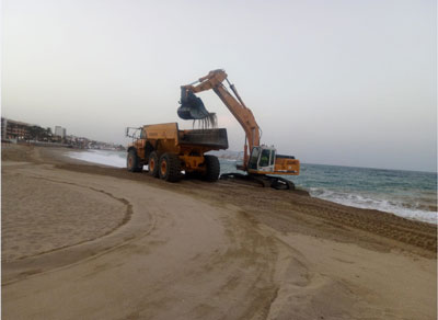 El Ayuntamiento de Garrucha recupera la playa con medios propios y la supervisión de Costas