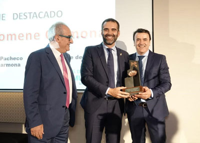 El alcalde entrega al almeriense Antonio Domene el premio Personaje Destacado otorgado por los telecos andaluces en Mlaga 