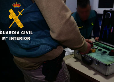 Noticia de Almería 24h: Un encapuchado con un cuchillo de grandes dimensiones roba un móvil y una cartera con una tarjeta de crédito Contactless