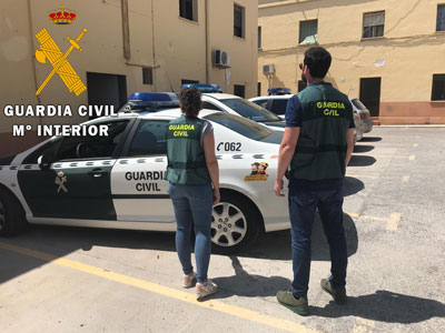 Noticia de Almería 24h: Tras robar en dos viviendas amenaza con un cuchillo de grandes dimensiones al propietario de un vehículo que estaba intentando abrir