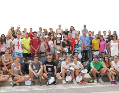 Noticia de Almería 24h: Medio centenar de jóvenes se implica en la retirada de residuos del Puerto de Adra