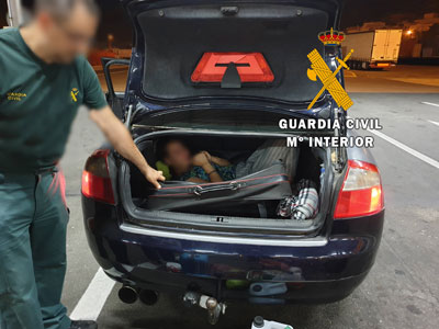 Noticia de Almería 24h: Localizan a una persona con síntomas de deshidratación oculta en una maleta en el interior del maletero de un vehículo