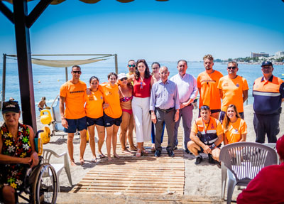 Ocho voluntarios atienden a baistas con movilidad reducida en la playa adaptada de Aguadulce, referente en accesibilidad