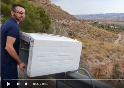 Noticia de Almería 24h: Encuentran al trabajador que subía vídeos tirando electrodomésticos por la ladera de una montaña