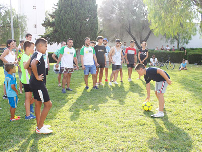 El Juego de la Manzana, Atrapa al loco de Juande y El Baln Mareado entretienen a los vecinos de El Solanillo en la tarde del sbado