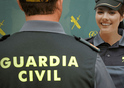 La Guardia Civil explica su funcionamiento interno al alumnado de la escuela de verano del Ceip Josefina Bar en la barriada de El Puche