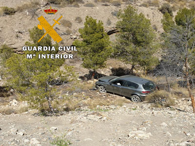 Noticia de Almería 24h: Dos personas quedan atrapadas dentro de un vehículo tras caer por un barranco en Santa Fe de Mondújar 