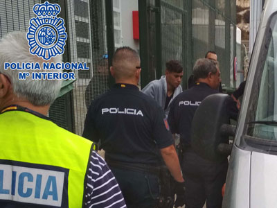 Noticia de Almera 24h: La Polica Nacional detiene al patrn de una embarcacin con 18 personas a bordo